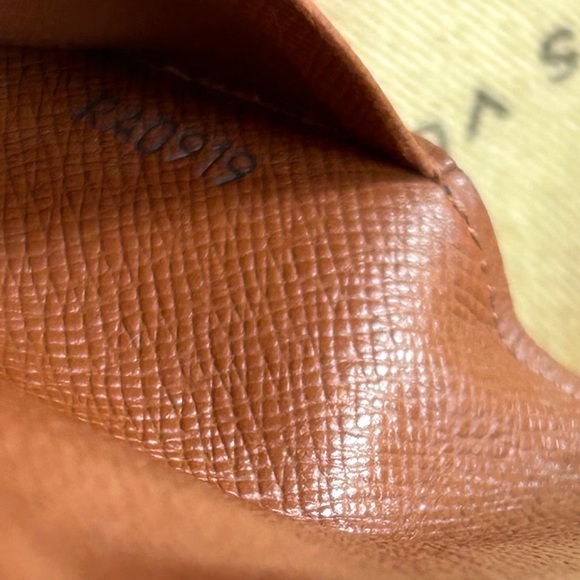 Louis Vuitton Monogram Card Holder - Picture 4 of 8